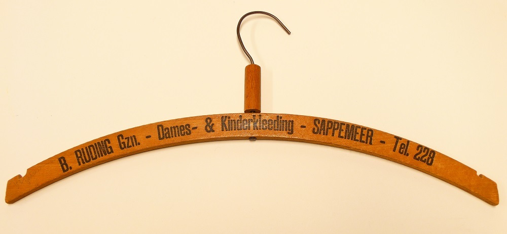 Kleerhanger van B. Ruding Gzn. Dames & Kinderkleeding Sappemeer