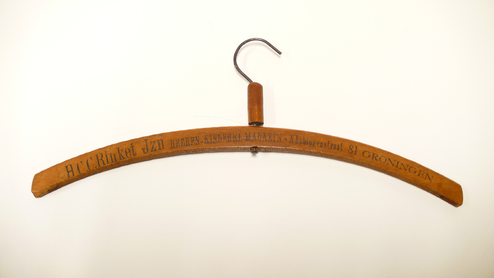 Kleerhanger van H.C.C. Rinket Jzd Heeren-Kinderkl. Magazijn te Groningen