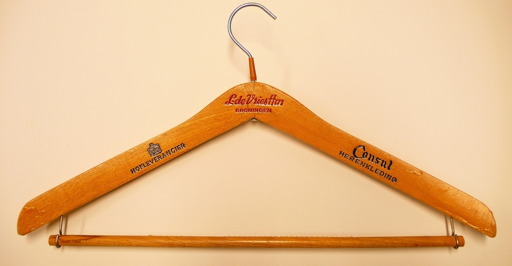 Kleerhanger van herenkledingzaak L. de Vries Hzn te Groningen