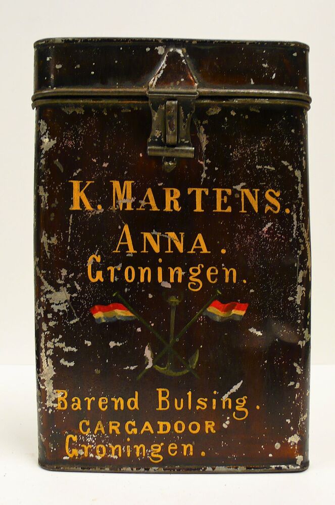 Documentenbus van K. Martens, kapitein van het kofschip Anna uit Groningen, aangeboden aan de kapitein door Barend Bulsing cargadoor in Groningen omstreeks 1869.