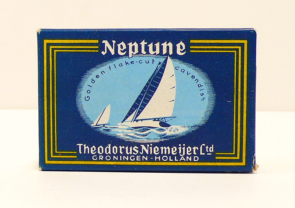 Tabakspakje van het merk "Neptune", geproduceerd door Theodorus Niemeijer Ltd. te Groningen