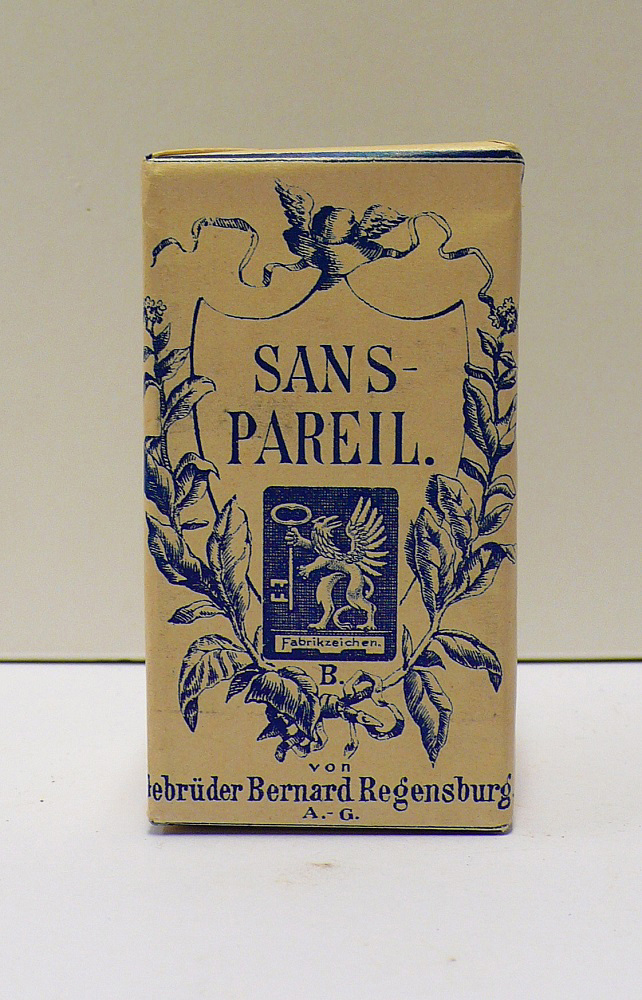 Pakje snuiftabak van het merk "Sans-Pareil.", geproduceerd door de gebroeders Bernard te Regensburg