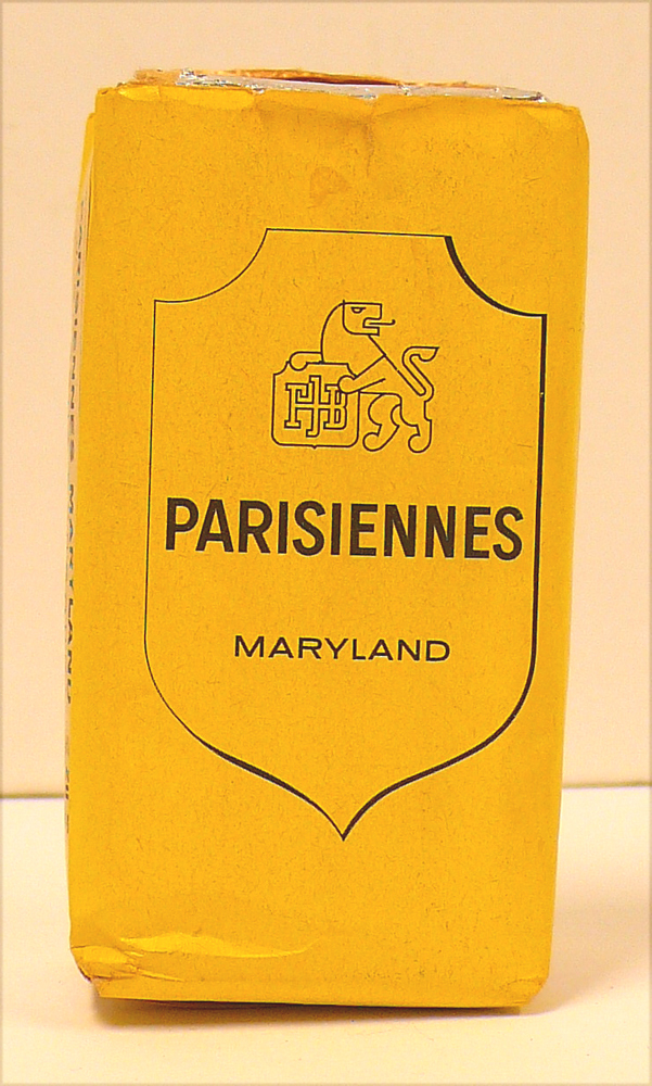 Sigarettenpakje van het merk "Parisiennes", geproduceerd door F.J. Burrus te Boncourt (Zwitserland)