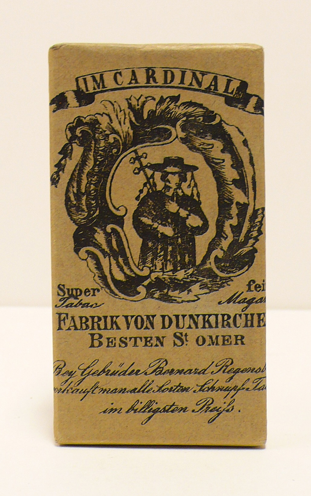 Pakje snuiftabak van het merk "Im Cardinal", geproduceerd door de gebroeders Bernard te Regensburg