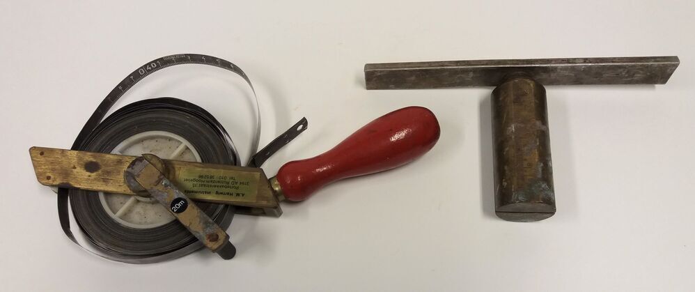 Meetlint wat met bijbehorend gewicht fungeert als dieplood, ca. 1960-1980