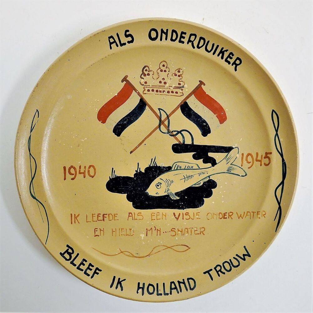 Herdenkingsbord van Tweede Wereldoorlog met tekst 'Als onderduiker bleef ik Holland trouw'