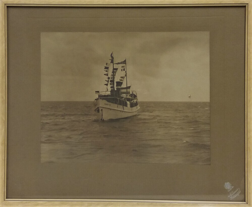 Ingelijste foto van het schip de Hunze XX