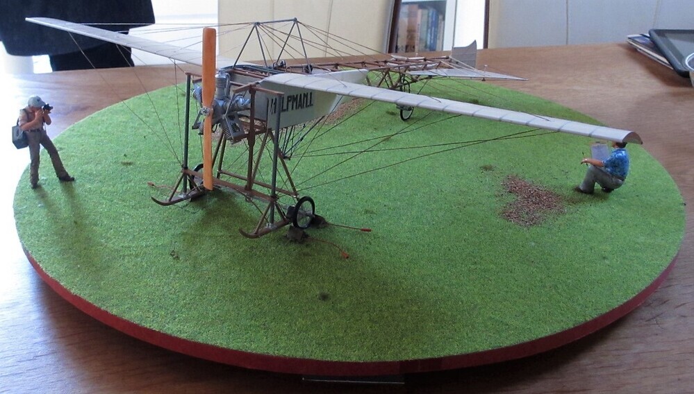 Bolvormige vitrine met een schaalmodel (1:20) van vliegtuig Helpman I, gebouwd door dhr. H. Blouw in 2016-2017.