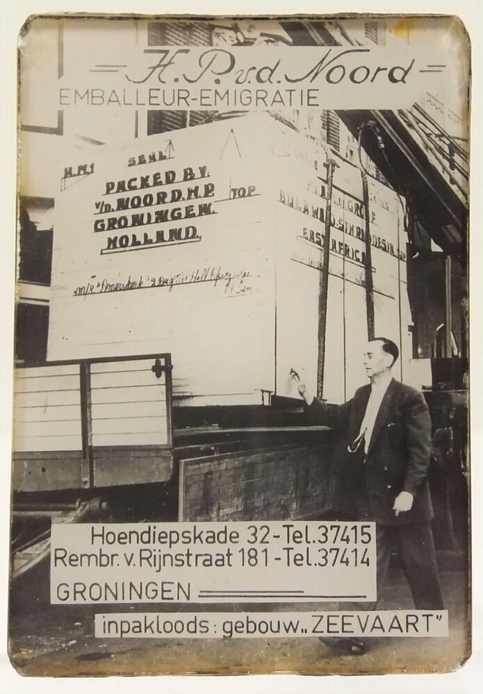 Spiegeltje met foto van inpakloods 'Zeevaart' te Groningen, 1958, opdrachtgever H.P. v.d. Noord, Embralleur-Emigratie.