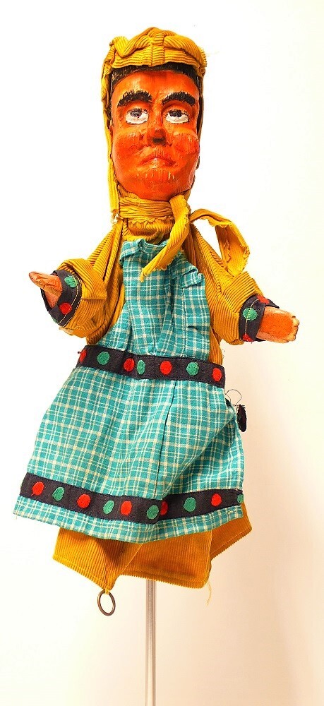 Poppenkast De Munck, 1927, met tweedelige kast, 15 complete poppen, 17 poppen onderdelen en een leren koffer met attributen