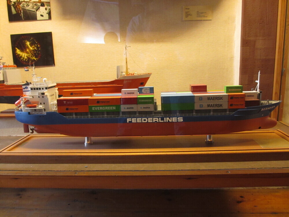 Volmodel containerschip "Borndiep" van rederij Feederlines, beladen met containers, vervaardigd door Günter Schmidt Modellbau in 2001