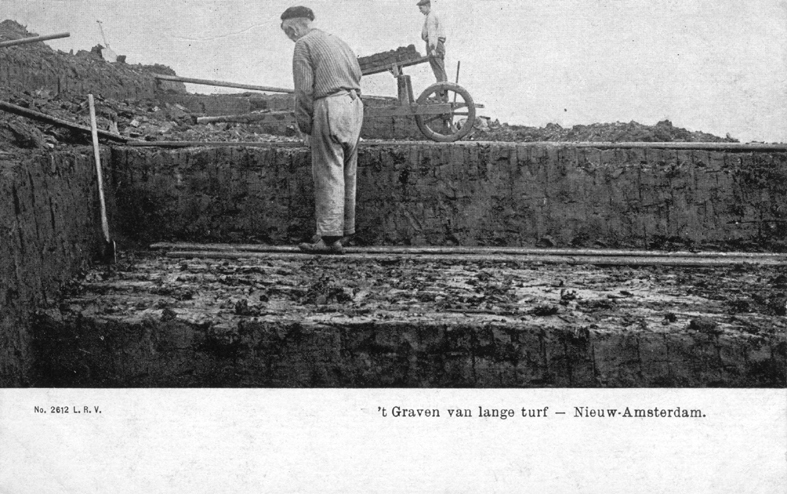 't Graven van lange turf. Nieuw Amsterdam. Prentbriefkaart begin 20e eeuw