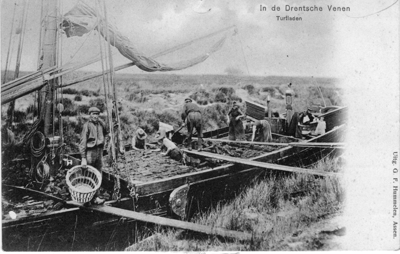 In de Drentsche venen. Turfladen. Prentbriefkaart begin 20e eeuw
