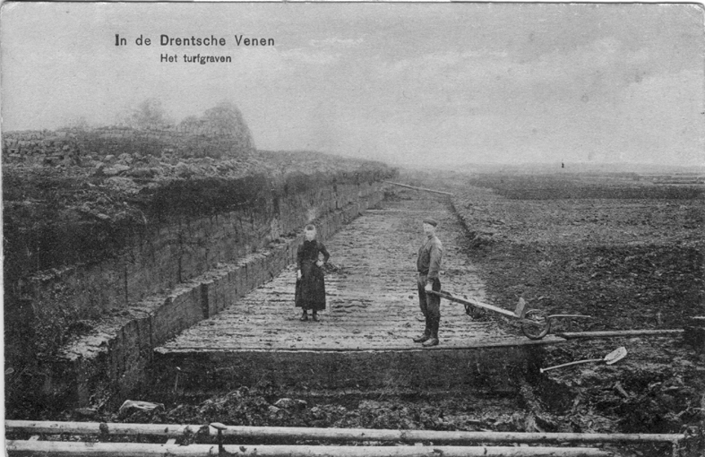 In de Drentsche venen. Het turfgraven. Prentbriefkaart begin 20e eeuw