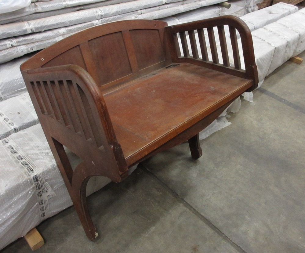 Twee hangende schrijftafels of lessenaar