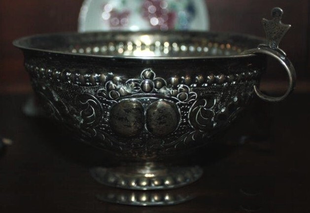 Zilveren roomkom met reliëf decoratie, ±1750