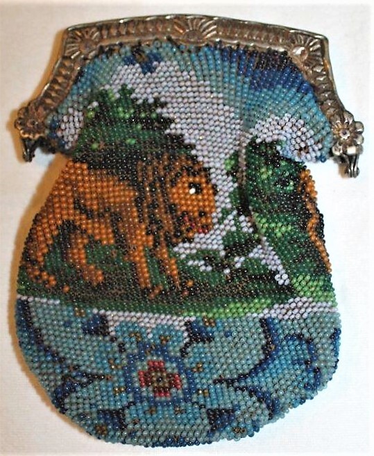 Kralenbeurs met zilveren montuur, natuurscène