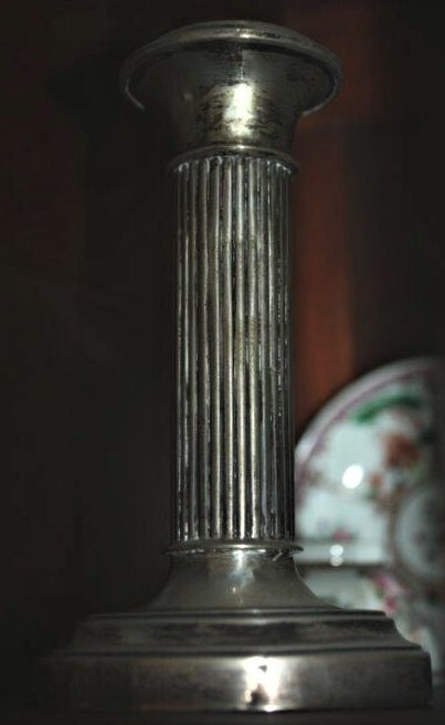 Paar gecanneleerde kandelaars van zilver, 1920