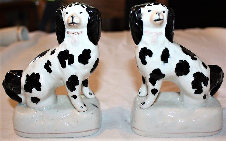 Paar Staffordshire hondjes, 1850-1920