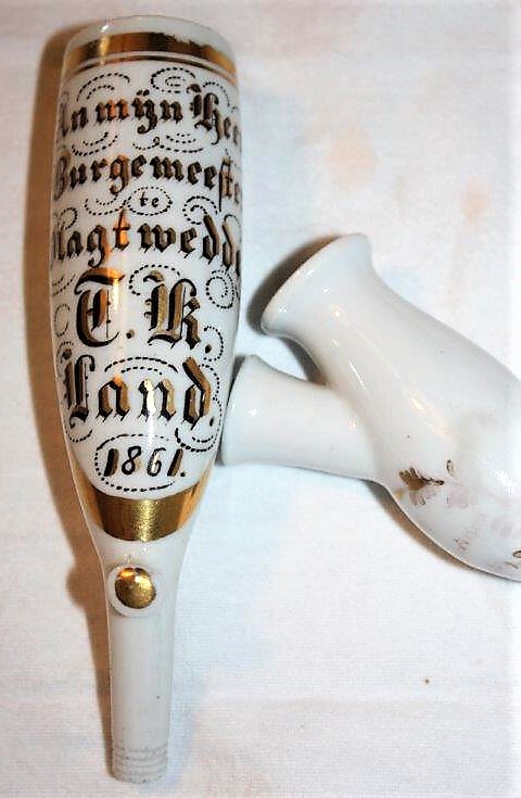 Porseleinen pijpenkop, bestemd voor T.K. Land, burgemeester van Vlagtwedde, 1861