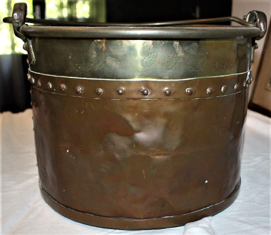 Koperen hengselaker met gravering 'gka  G.J.D' en '1884'