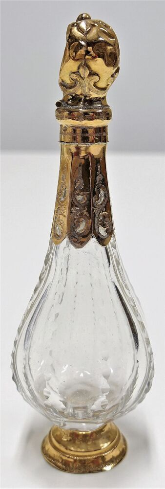 Geslepen kristallen odeurflacon met gouden stop en voet