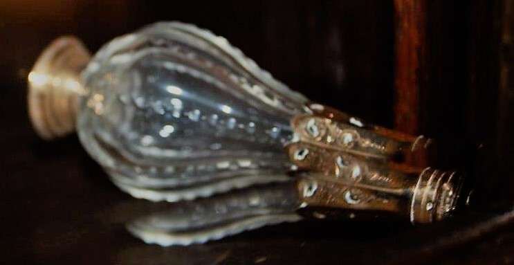 geslepen kristallen odeurflacon met gouden stop en voet