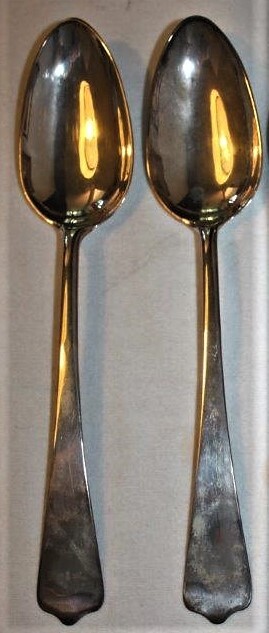 Twee zilveren lepels met accoladerand