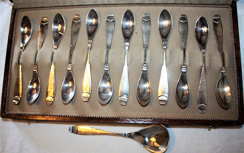 12 zilveren lepels en 1 theeschepje in houten kistje