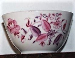 Servies met bloemendecoratie