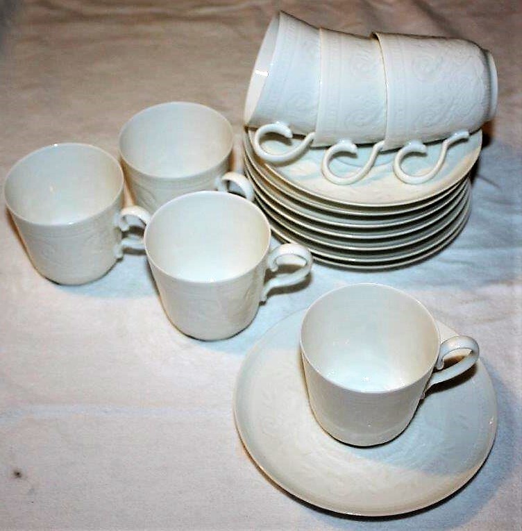 Wit servies met decoratie in relief