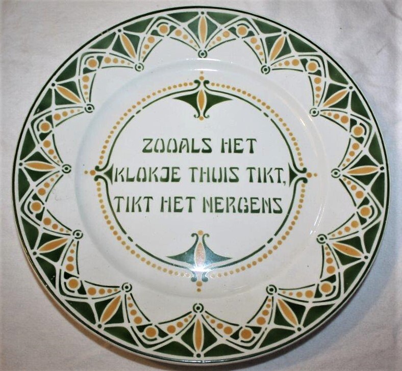 Spreukenbord, vervaardigd door societe ceramique Maastricht