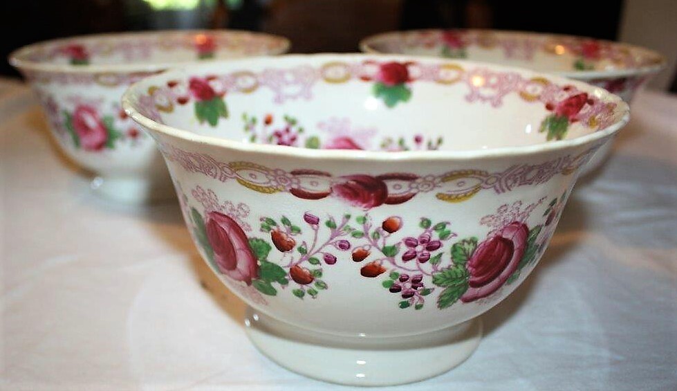 Aardewerk kastkom met een decor van rozen