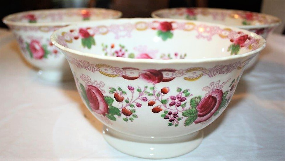 Aardewerk kastkom met een decor van rozen