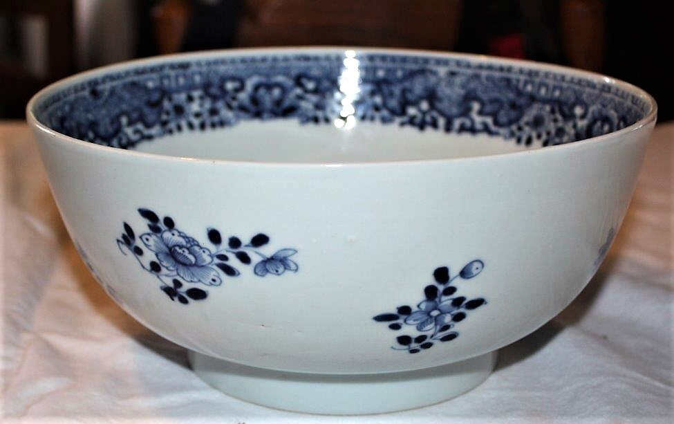 Spoelkom van porselein met wit en blauw decor