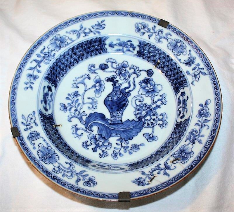 Verdiept bord met blauw decor, Imari porselein