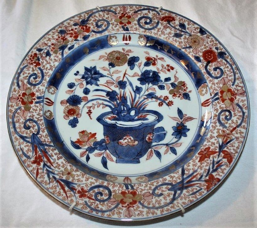 Groot imari wandbord met een centraal motief van een vaas met bloemen