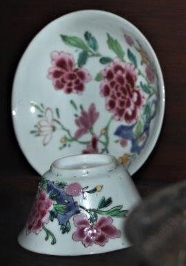 Vier famille rose kommetjes en twee bijbehorende schoteltjes, China, 1750, Qian long periode