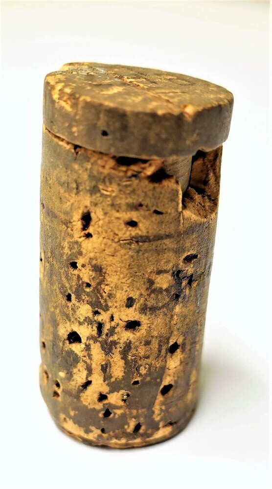 Miniatuur dobbelspel bestaande uit drie dobbelstenen, walvisbeen in kurk