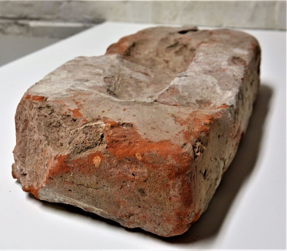 Rooswinkel (baksteen) met voetafdruk