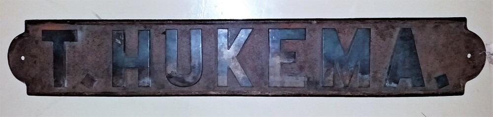 Naambord met opschrift 'T. Hukema'