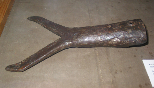 IJzeren onderstuk van een schoorboom, Dorestad 8e eeuw