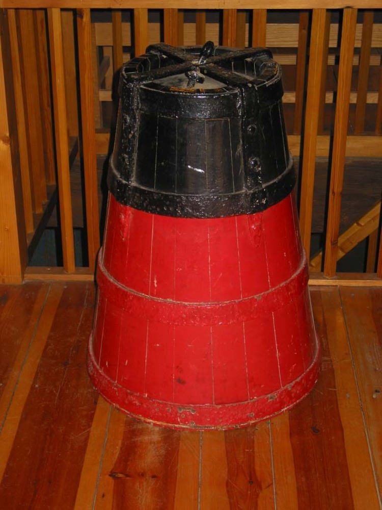 Boei/ton, rood-zwart met ijzeren klampen