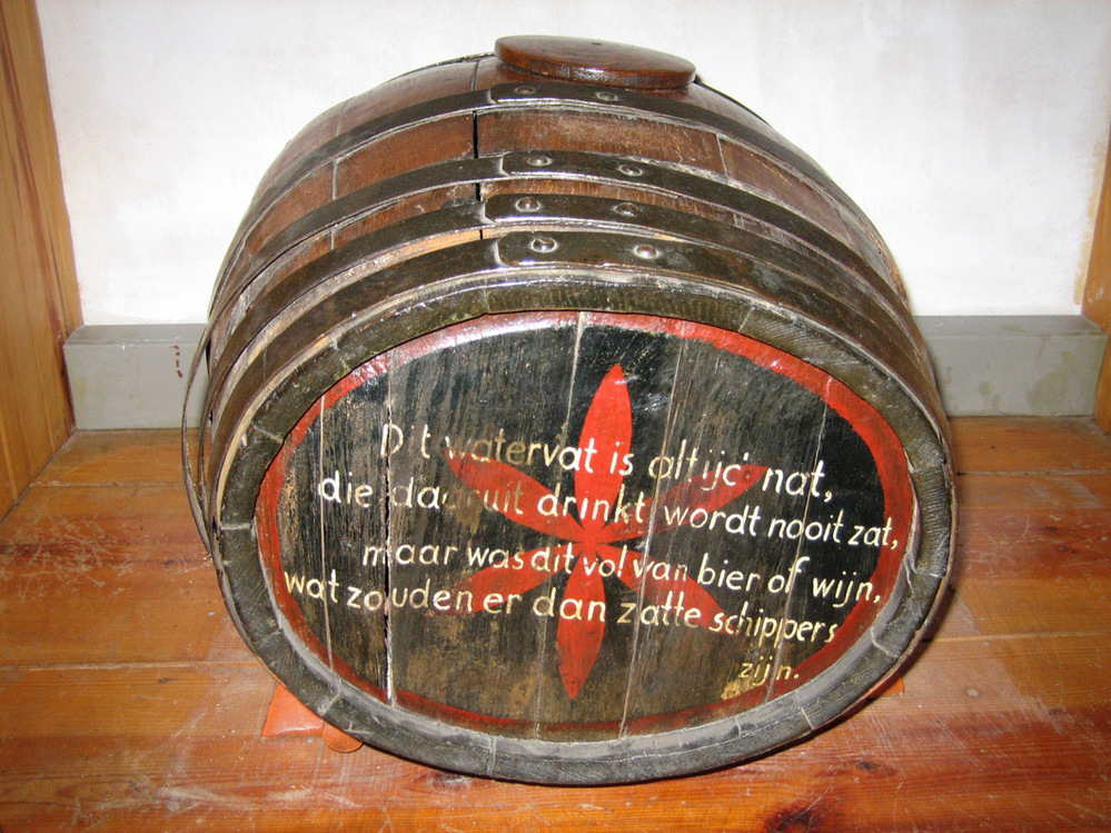 Eikenhouten ovale drinkwaterton met een gedicht op één zijde