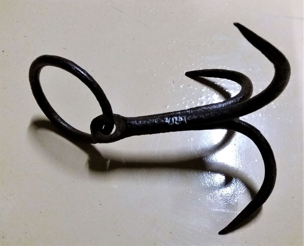 Dregje van 22 centimeter met drie poten en ring