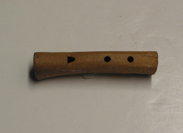 Fluitje van been met drie gaten waarvan twee voor vingerzetting, 17e eeuw