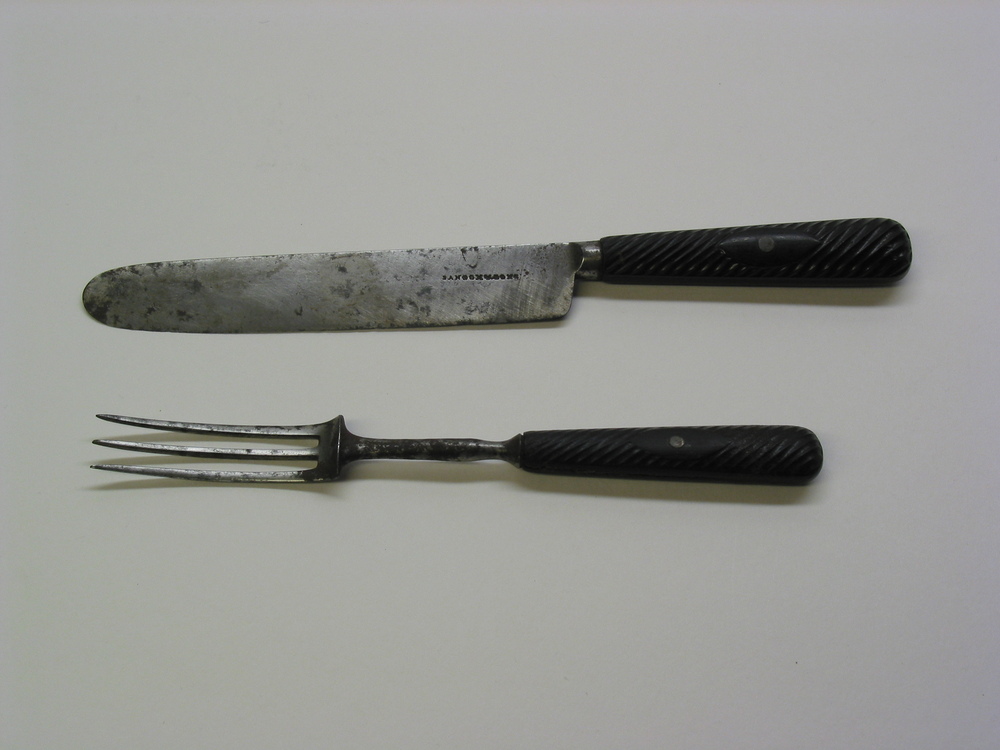 Scheepsbestek (mes en vork) gemaakt van staal met walvisbalein, 18e eeuw.