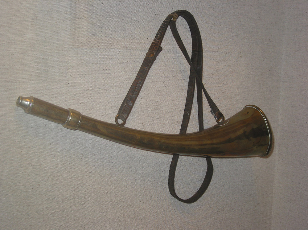 Messing snikhoorn met lederen riem. Afkomstig van snikkevaarder Engberts die van Assen op Meppel voer.