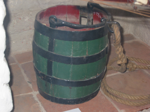 Groene waterputs met ijzeren draagbeugel