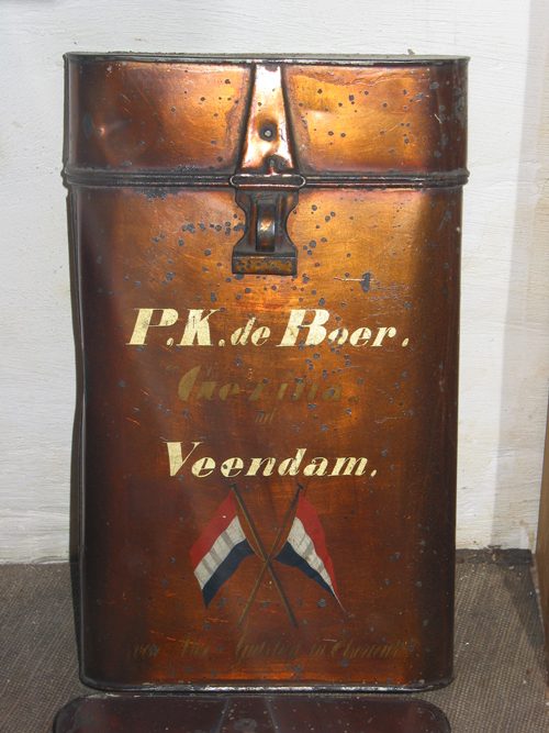 Documentenbus van P.K. de Boer, kapitein van het schip Gezina uit Veendam.